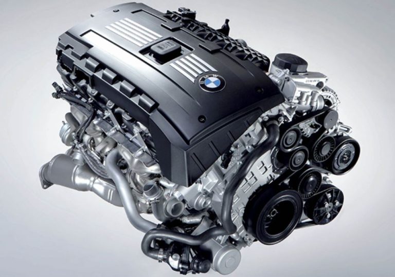 Moteur BMW N54 biturbo équipé de deux turbocompresseurs