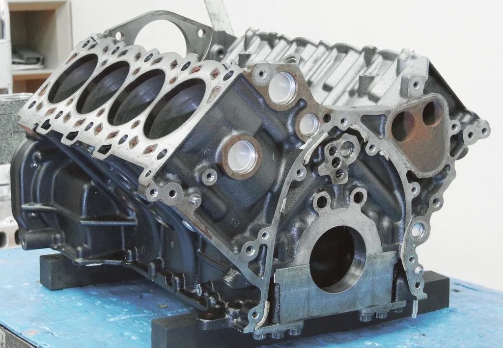 Bloc moteur V8 en fonte avec ses huit cylindres avant remontage du moteur