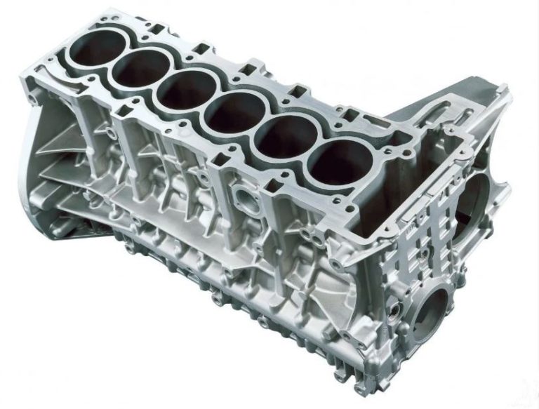 Bloc moteur en aluminium six cylindres en ligne usiné avant assemblage du moteur automobile