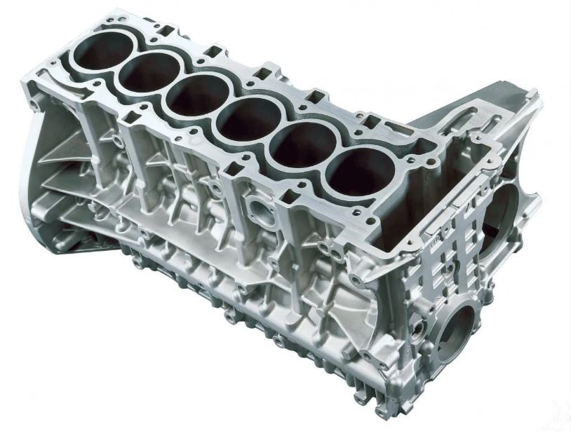 Bloc moteur en aluminium six cylindres en ligne usiné avant assemblage du moteur automobile