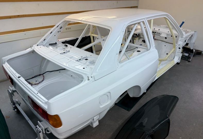 Caisse nue de BMW M3 E30 préparée pour la compétition en Groupe A