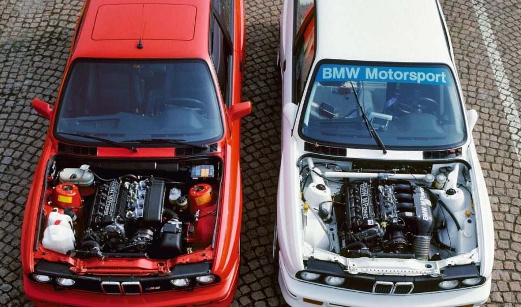 Comparaison entre une BMW M3 E30 de série et une version préparée pour la course