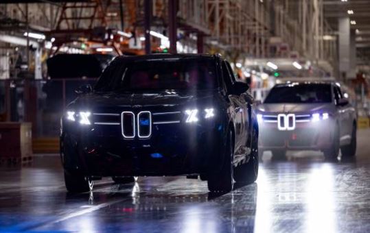 BMW X5 2027 de nuit illustrant la nouvelle signature lumineuse de la face avant