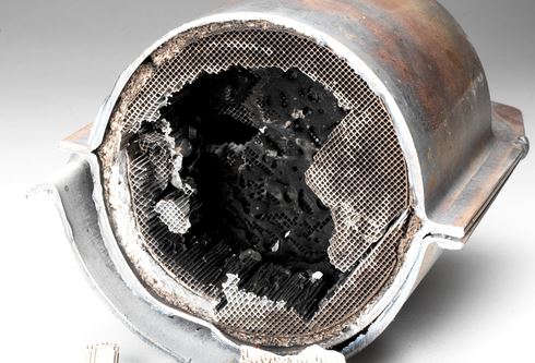 Catalyseur automobile bouché avec nid d'abeilles détérioré après une panne