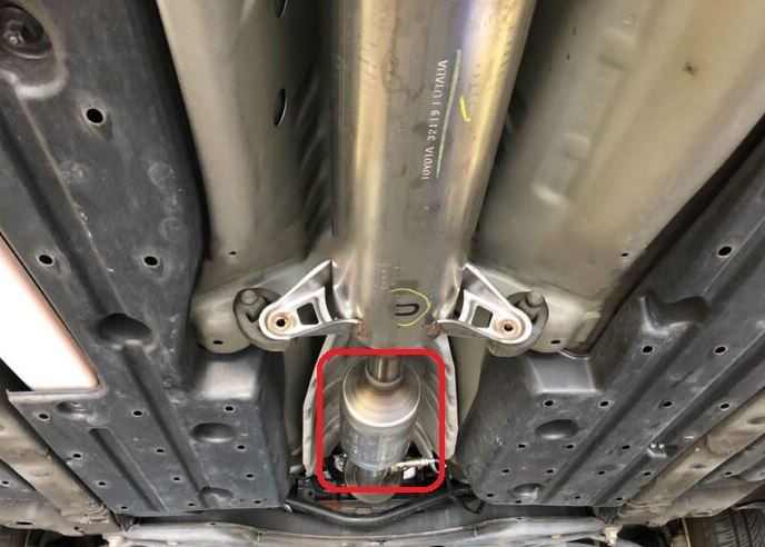 Emplacement d'un catalyseur sous un véhicule sur la ligne d'échappement