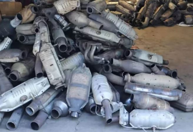 Catalyseurs automobiles usagés récupérés pour le recyclage des métaux précieux