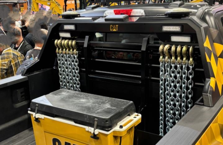 Équipements installés dans la benne du Caterpillar pick-up pour les interventions de chantier