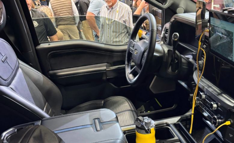 Poste de conduite du Caterpillar pick-up avec les équipements numériques embarqués