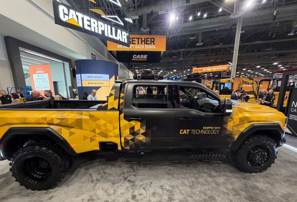 Caterpillar pick-up exposé au salon ConExpo avec ses équipements professionnels