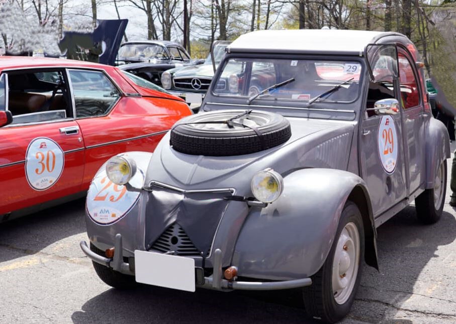 Citroën 2CV Sahara à deux moteurs avec sa roue de secours sur le capot