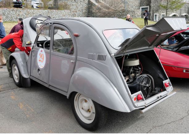Arrière d'une Citroën 2CV Sahara avec le second moteur installé dans le coffre