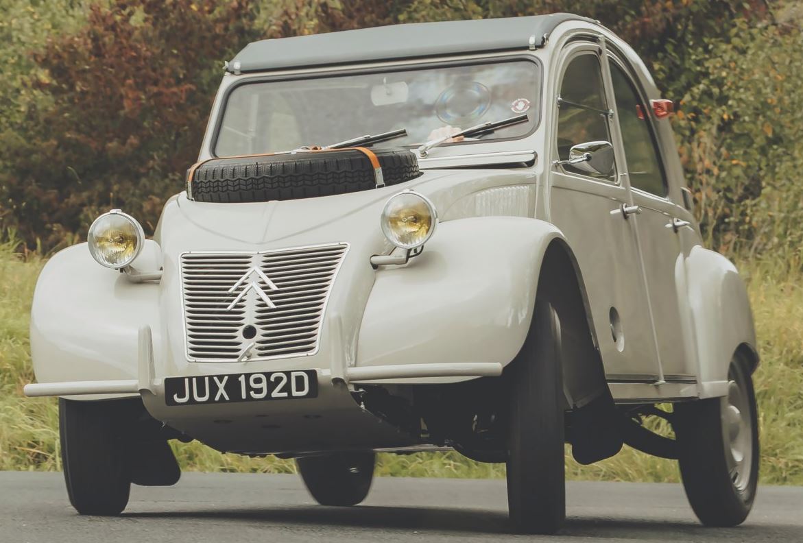 Citroën 2CV Sahara à deux moteurs avec sa roue de secours sur le capot