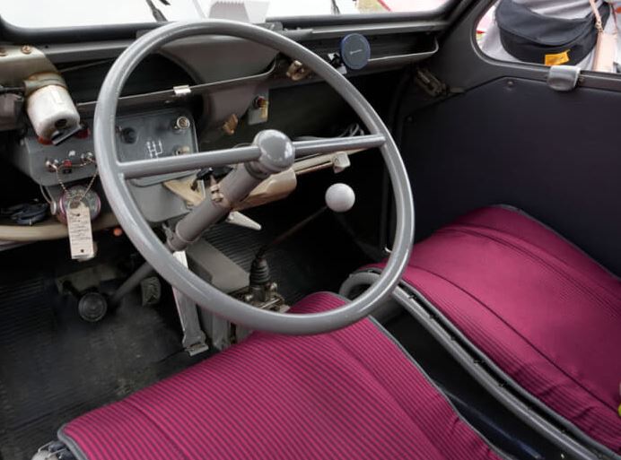 Habitacle de la Citroën 2CV Sahara avec ses deux clés de démarrage des moteurs avant et arrière