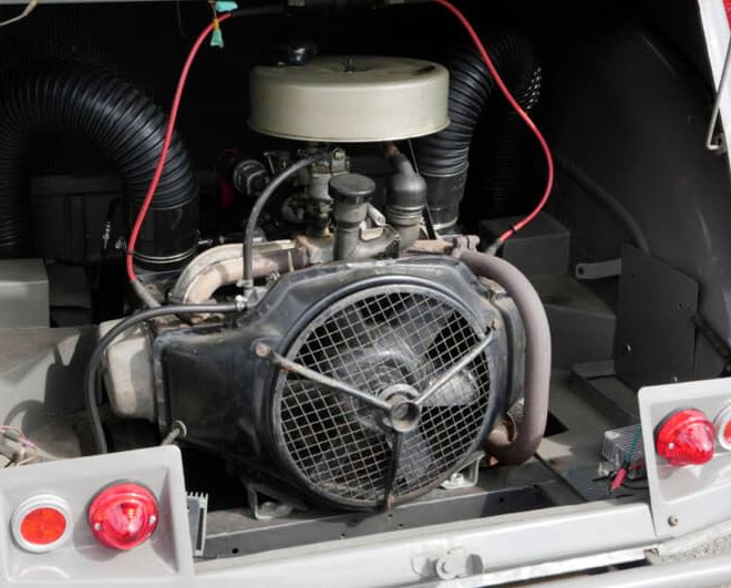 Second moteur bicylindre installé à l'arrière d'une Citroën 2CV Sahara