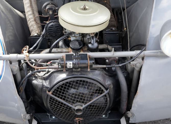 Moteur avant de la Citroën 2CV Sahara complétant sa transmission intégrale à deux moteurs