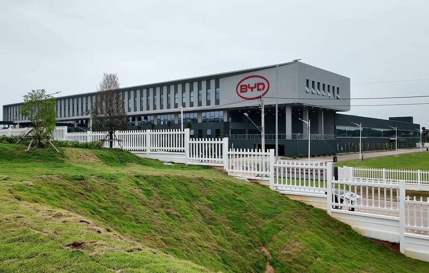 Usine BYD, symbole des constructeurs chinois produisant en Europe