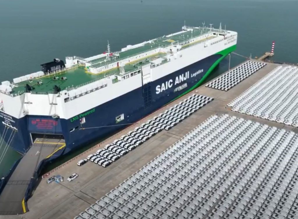 Navire porte-voitures SAIC exportant des véhicules chinois vers les marchés européens