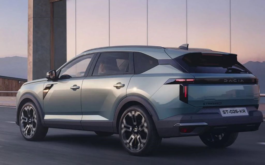 Vue arrière trois quarts du Dacia Striker mettant en valeur son profil de break surélevé
