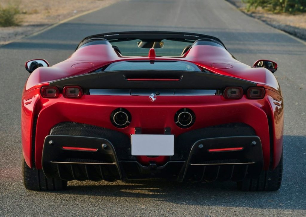 Diffuseur arrière voiture sur une Ferrari SF90 Spider améliorant l'appui aérodynamique