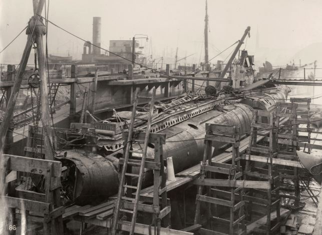 Sous-marin allemand en cale sèche équipé d'une propulsion diesel-électrique pendant la Première Guerre mondiale