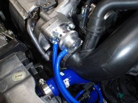 Dump valve installée sur le circuit d'admission d'un moteur turbocompressé