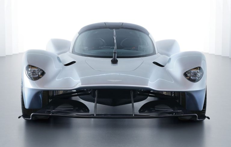 Effet de sol sur l'Aston Martin Valkyrie avec tunnels Venturi et aérodynamique active