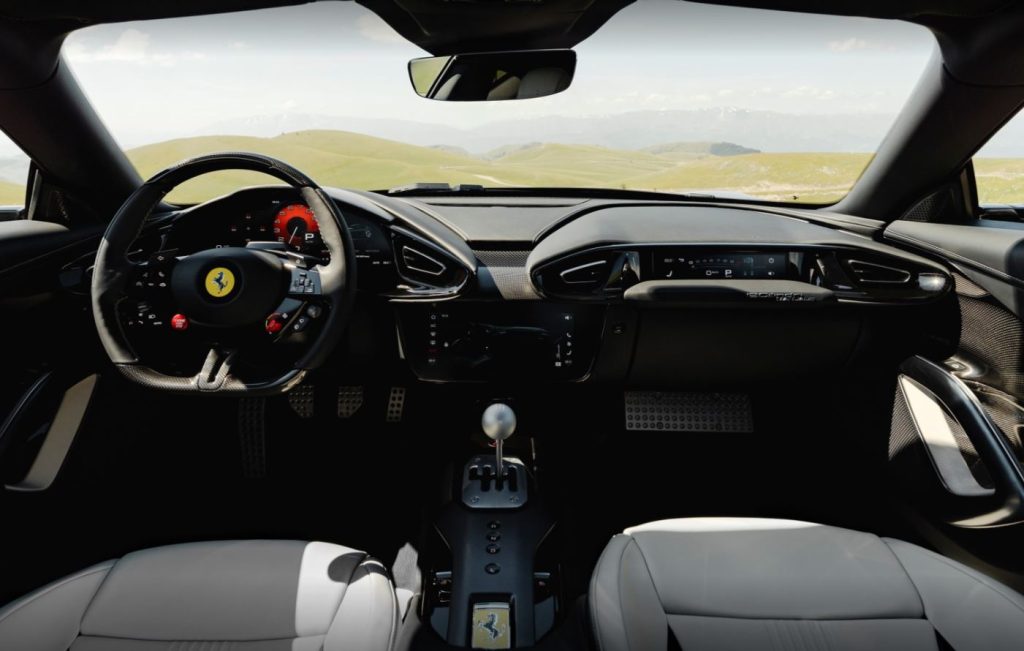 Habitacle de la Ferrari 12Cilindri Manuale avec levier de vitesses et pédale d'embrayage électroniques