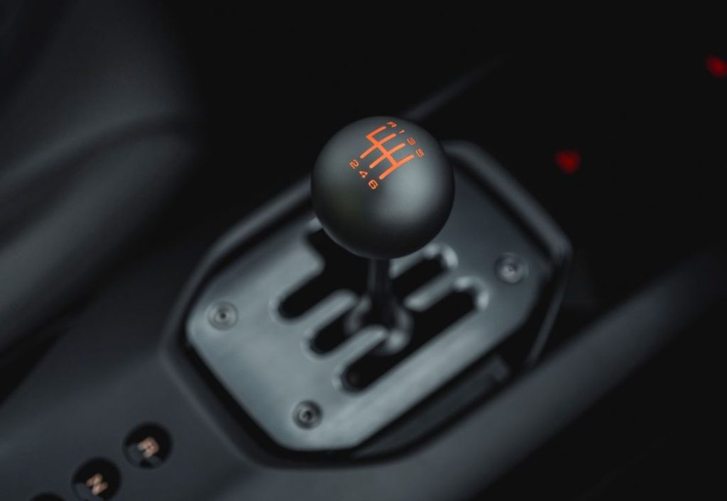 Levier de vitesses à grille de la Ferrari 12Cilindri Manuale simulant une véritable boîte mécanique