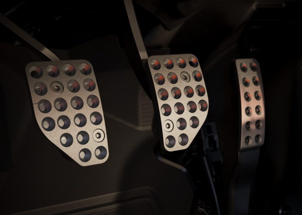 Pédalier de la Ferrari 12Cilindri Manuale avec embrayage by-wire reproduisant les sensations d'une boîte manuelle