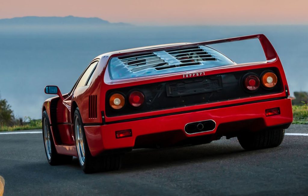 Vue arrière de la Ferrari F40 avec son immense aileron fixe et sa poupe emblématique