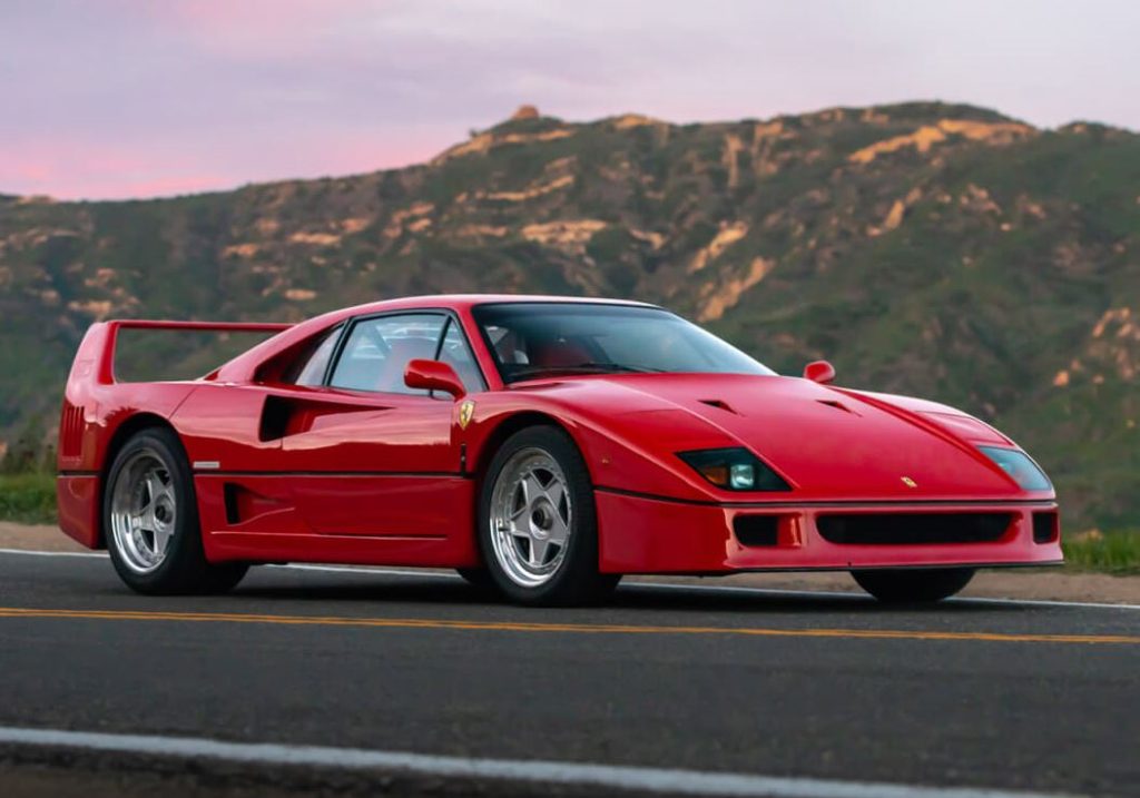 Ferrari F40 vue de trois quarts avant mettant en valeur son design signé Pininfarina