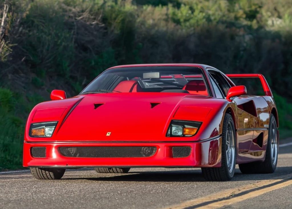 Face avant de la Ferrari F40 avec ses phares escamotables et son aérodynamique radicale