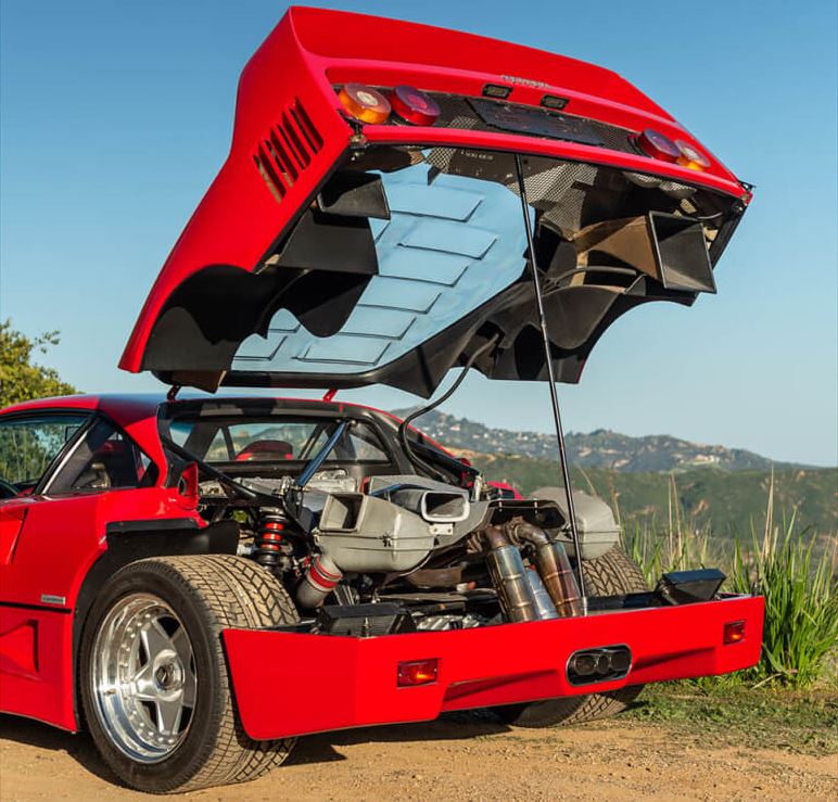 Capot arrière relevé de la Ferrari F40 dévoilant sa mécanique et sa structure allégée