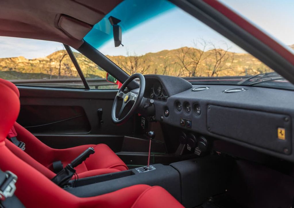 Habitacle dépouillé de la Ferrari F40 conçu uniquement pour la performance