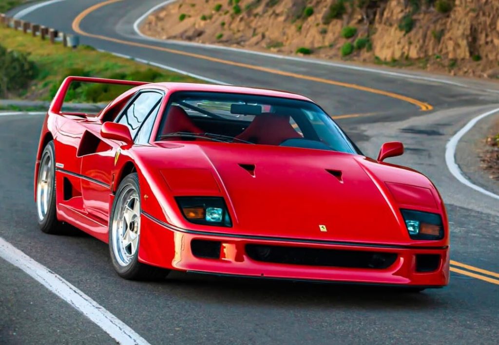 Ferrari F40 de face, la supercar devenue un mythe automobile grâce à son V8 biturbo