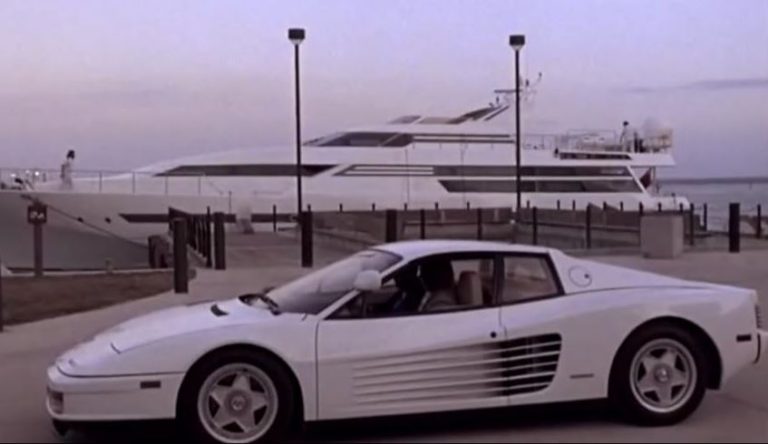 Ferrari Testarossa blanche de Miami Vice devant un yacht dans le port de Miami
