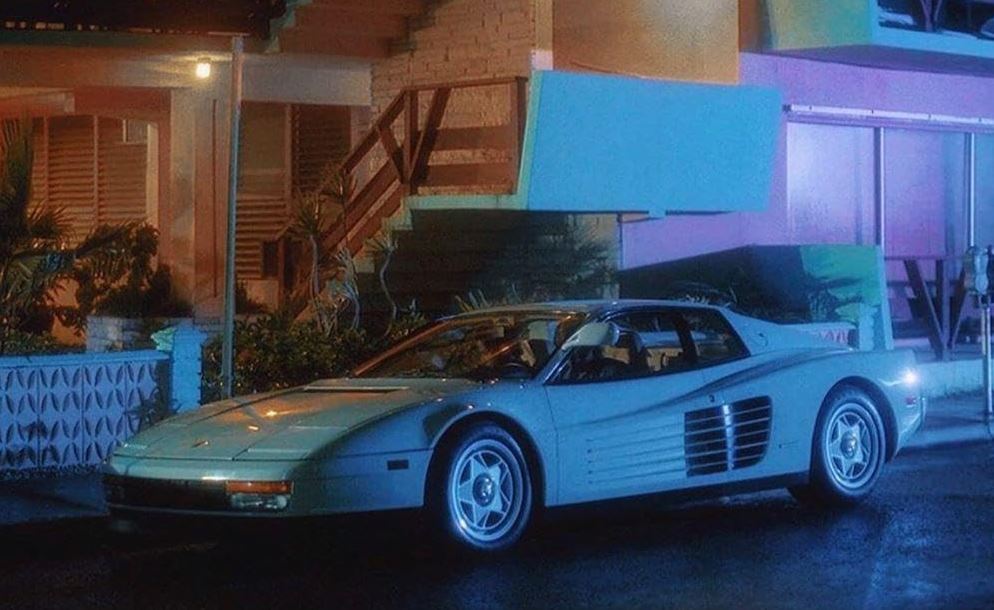 Ferrari Testarossa blanche de Miami Vice stationnée dans une rue de Miami de nuit