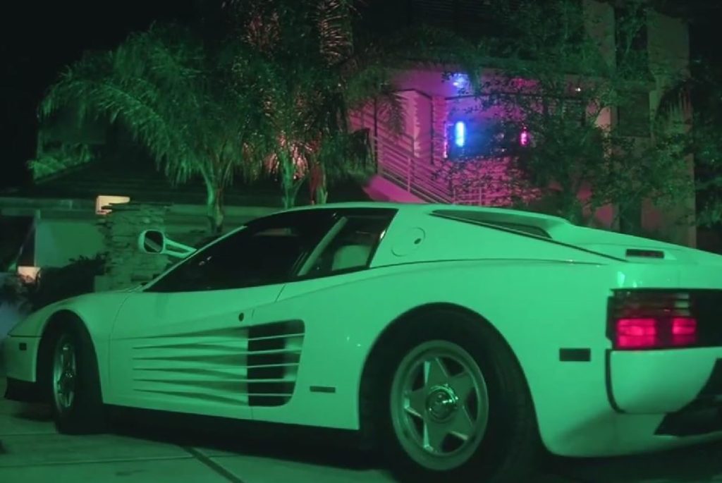 Vue arrière de la Ferrari Testarossa blanche de Miami Vice sous les éclairages nocturnes de Miami