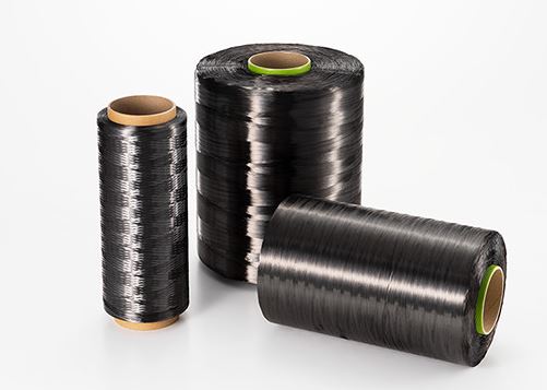 Bobines de fibres de carbone utilisées pour fabriquer des pièces automobiles composites