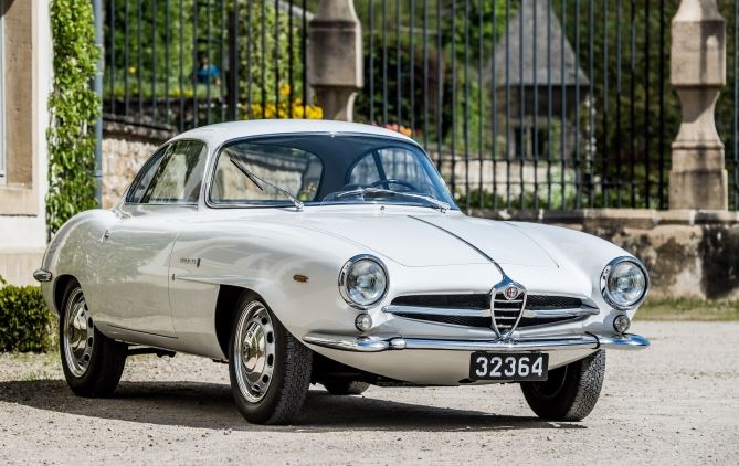 Alfa Romeo Giulia SS blanche de 1963 vue de trois quarts avant, coupé dessiné par Bertone.