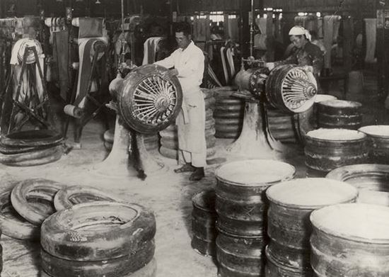 Fabrication des pneus Bridgestone dans une usine japonaise après la Seconde Guerre mondiale