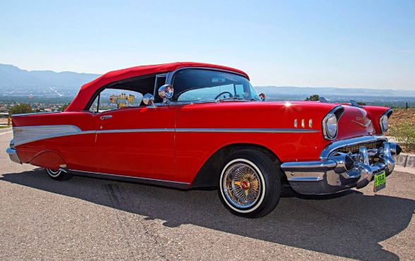 Chevrolet Bel Air 1957 transformée en lowrider, symbole de la culture automobile californienne
