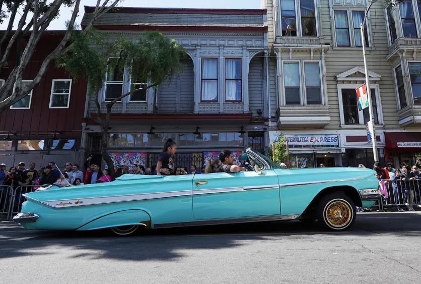 Chevrolet Impala lowrider lors d'un défilé à San Francisco
