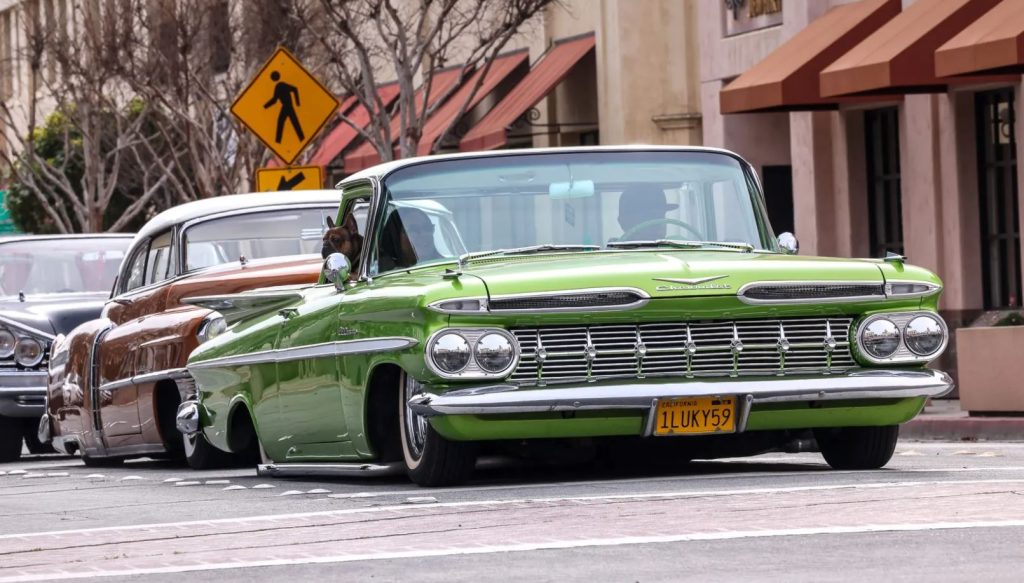 Défilé de lowriders à Santa Cruz avec plusieurs voitures américaines personnalisées