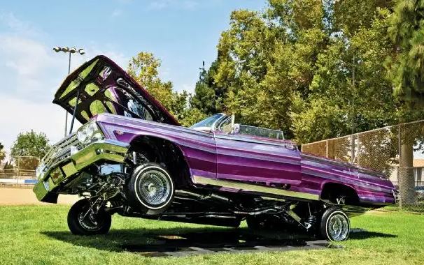Lowrider Chevrolet Impala réalisant une démonstration de hopping grâce aux suspensions hydrauliques