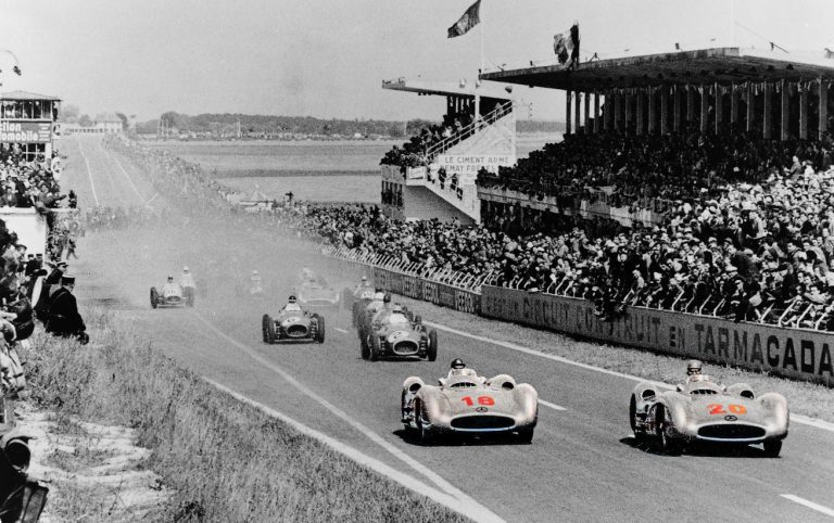 Mercedes W196 des Flèches d'Argent au départ en 1954