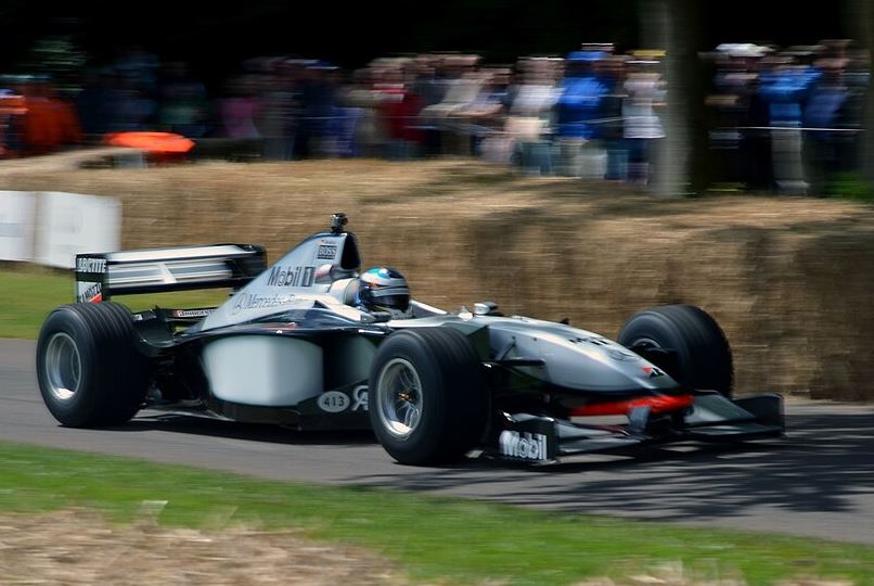 McLaren-Mercedes MP4-13 de Mika Häkkinen lors d'une démonstration historique