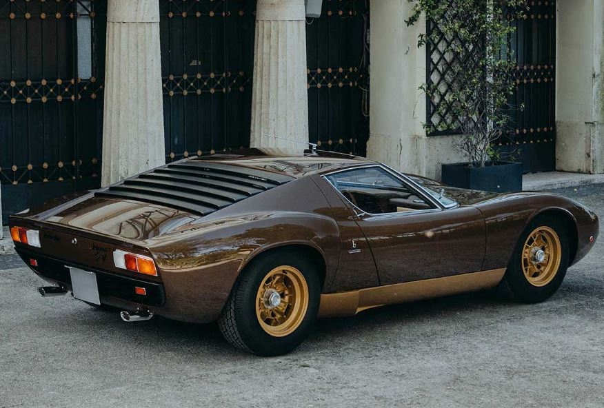 Vue arrière d'une Lamborghini Miura avec ses lignes emblématiques des années 1960