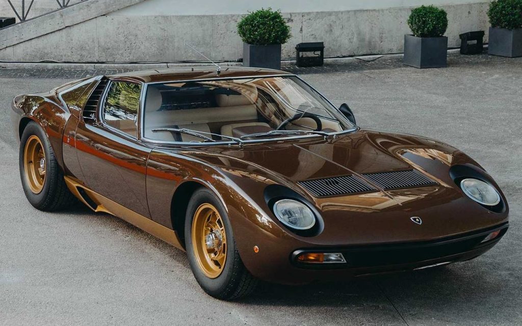 Lamborghini Miura illustrant la silhouette basse des premières supercars italiennes