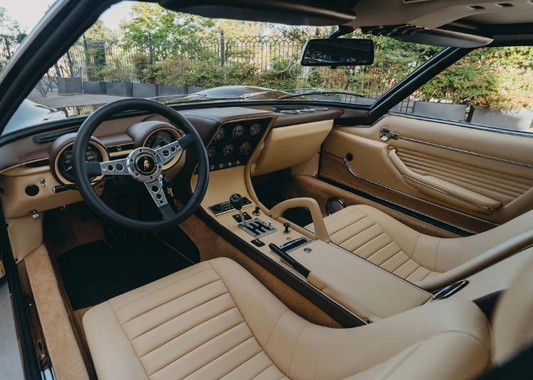 Habitacle de la Lamborghini Miura avec son cockpit orienté vers le conducteur
